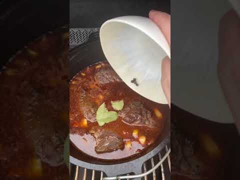 Geschmorte Ochsenbacken mit feinster Soße | Dutch Oven Rezept