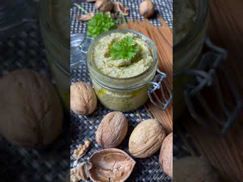 Walnuss Pesto mit Paprika | passt genial zu Pasta &amp; Steaks | Die Frau am Grill
