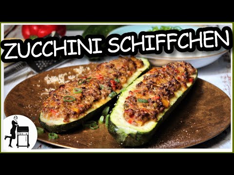 Gratinierte Zucchini Schiffchen mit Hackfleisch | saftig &amp; cremig | Die Frau am Grill