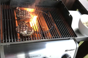 Steaks auf grillrost vom gasgrill