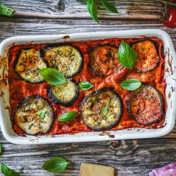 Auberginen-Lasagne mit Tomatensoße, Parmesan und frischem Basilikum.
