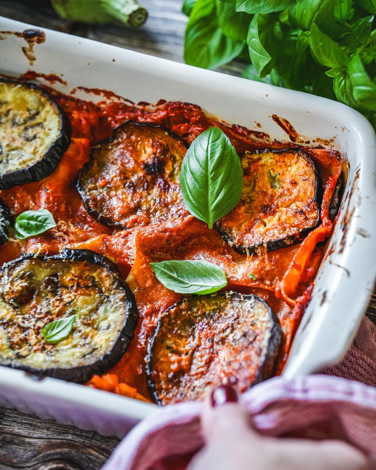 Auberginen-Lasagne mit Tomatensoße, Parmesan und frischem Basilikum.