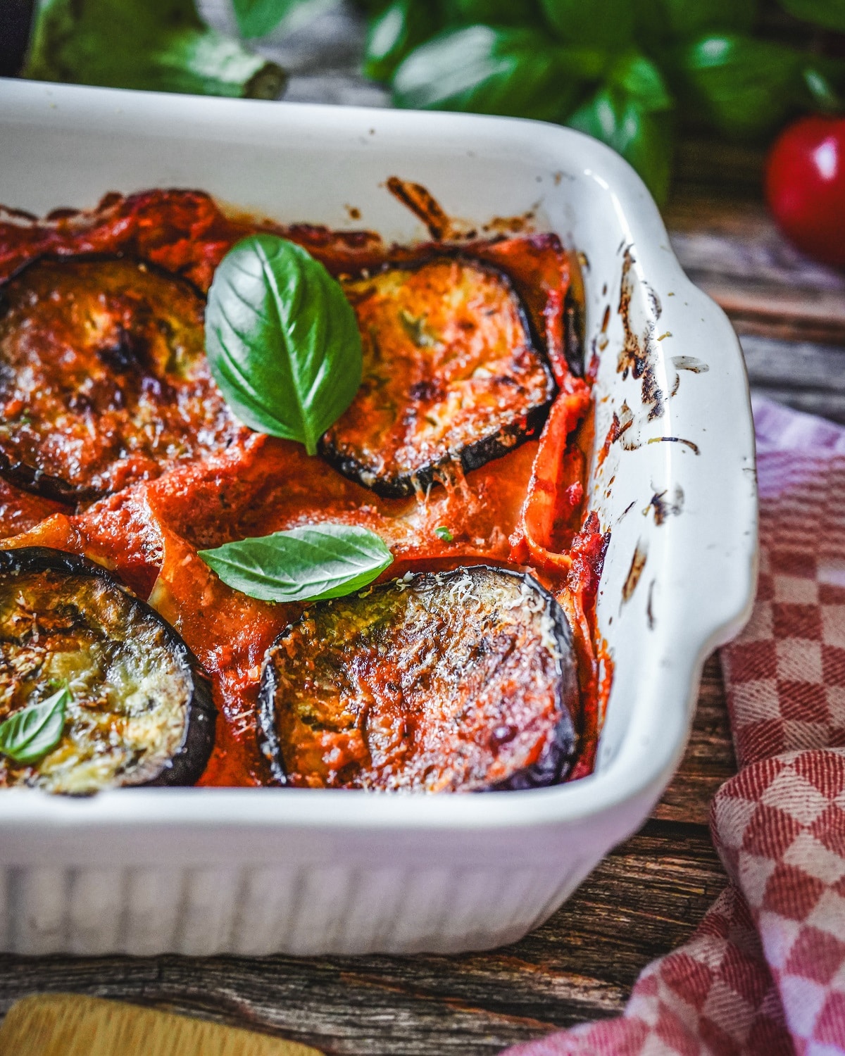 Auberginen-Lasagne mit Tomatensoße, Parmesan und frischem Basilikum.