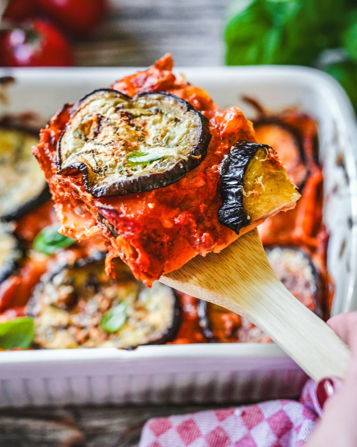 Auberginen-Lasagne mit Tomatensoße, Parmesan und frischem Basilikum.