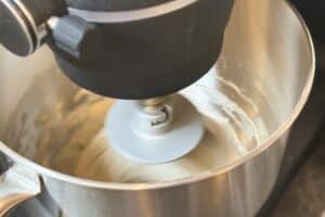 Baguette-Teig wird in einer Küchenmaschine mit Knethaken durchgearbeitet