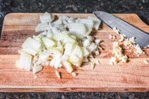 Zwiebeln und Knoblauch sch&auml;len und fein hacken.