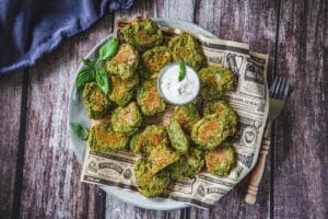 Die Brokkoli Nuggets mit Basilikum garniert zu den gew&uuml;nschten Dips und Beilagen servieren.