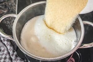 Der Griess kommt in die aufkochende Milch