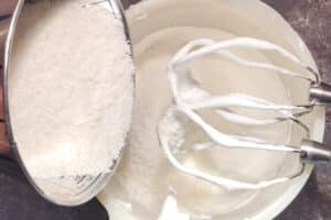 Die Kokosflocken unterheben