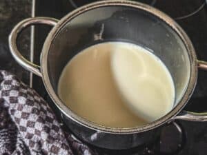 Milch mit Zucker und Salz im Topf