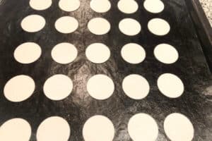 Die Oblaten auf einem Backblech verteilen