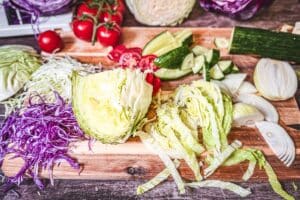 Für die Zubereitung vom Dürüm zuerst das Gemüse klein schneiden und Rotkohl und Weißkohl fein hobeln.