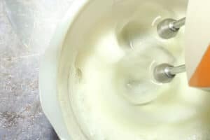 Eier trennen und das Eiweiß steif schlagen