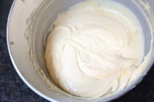 Den abgekühlten Pudding portionsweise unterrühren, bis eine glatte Creme entsteht.