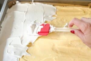 Die Eiweiße mit dem Zucker steif schlagen, bis eine glänzende und stabile Masse entsteht. Den Eischnee als letzte Schicht auf der Creme verteilen.