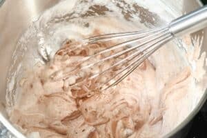 Anschließend den Eischnee vorsichtig mit einem Teigschaber unterheben, damit die Masse schön luftig bleibt.