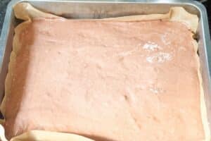 Fingerlickencake-Teig in Backblech mit Backpapier vor dem Backen vorbereitet