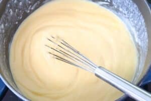 Aus Milch und Vanillepuddingpulver nach Packungsanweisung einen festen Pudding kochen.