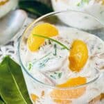Geflügelsalat mit Mandarinen und Schnittlauch in Gläsern serviert, cremig und frisch garniert.