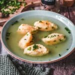 Klassische Grießnockerl in klarer Brühe, garniert mit Schnittlauch, auf einem Rezeptblog-Beitrag.