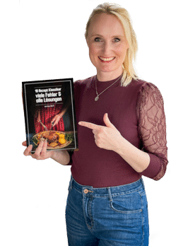 Anja Auer hält das Ebook ‘10 Rezept Klassiker viele Fehler & alle Lösungen’ in ihrer Hand