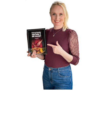Anja Auer hält das Ebook ‘10 Rezept Klassiker viele Fehler & alle Lösungen’ in ihrer Hand