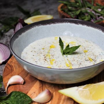 Joghurt-Minz-Dip-rezept-die frau am grill