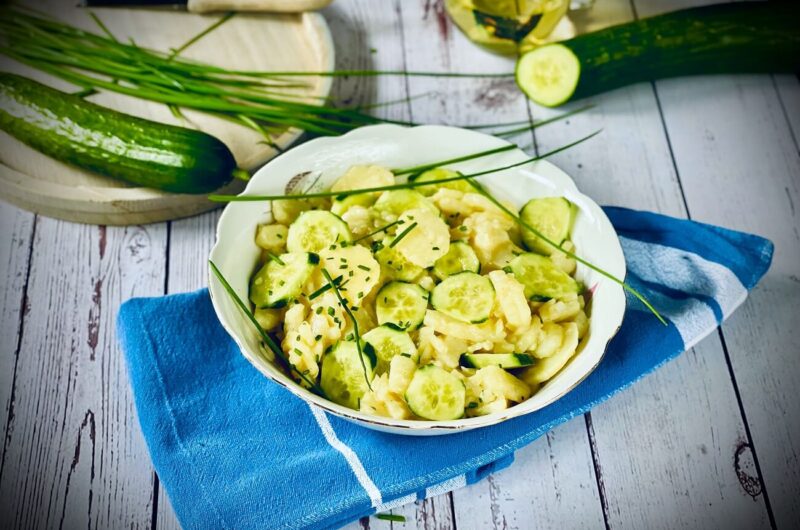 Schlesischer Kartoffelsalat mit Mayo, Wurst &amp; Essiggurken
