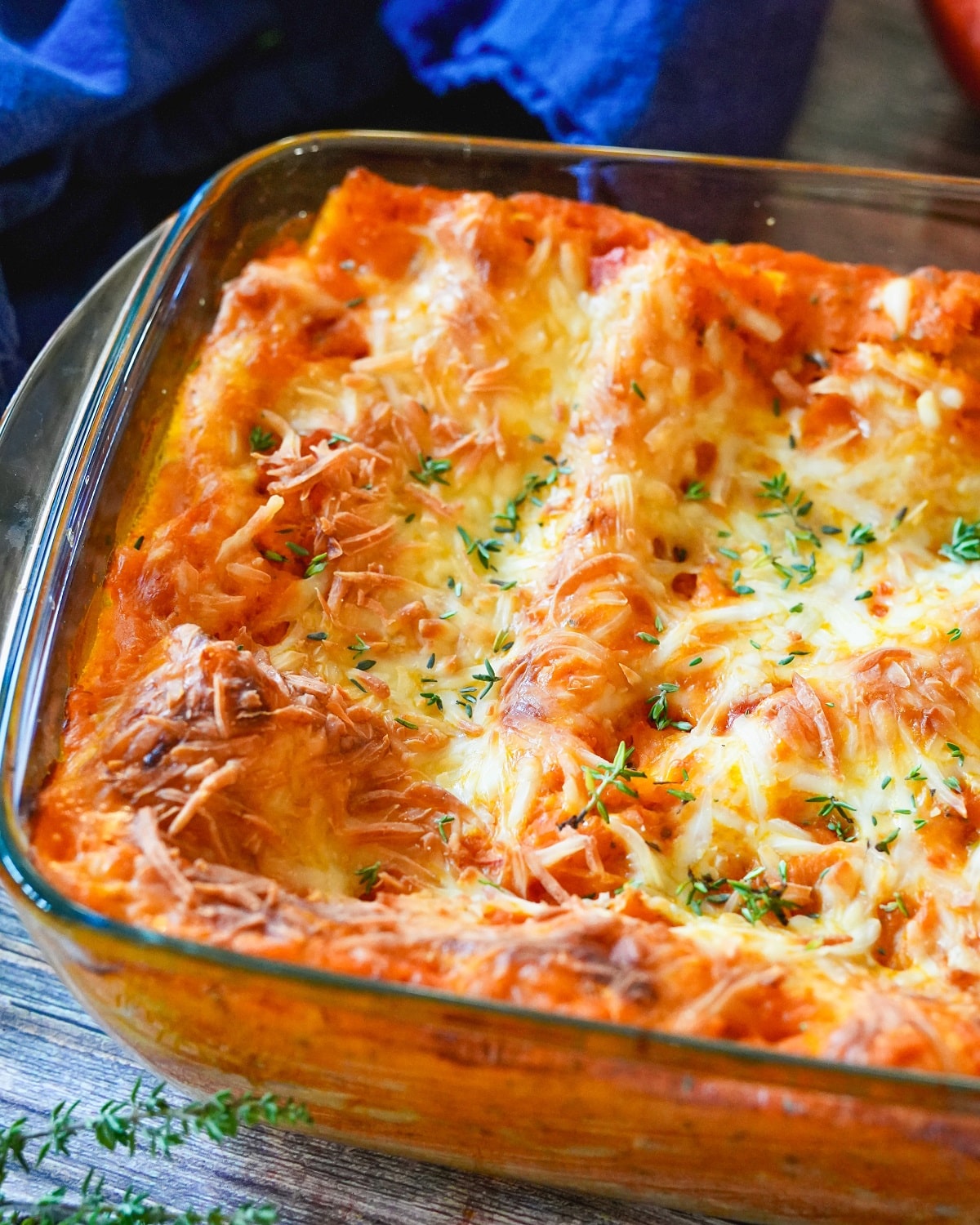 Herbstliche K&uuml;rbis-Lasagne mit Hokkaido und K&auml;se im Backofengeschirr, garniert mit frischen Kr&auml;utern.