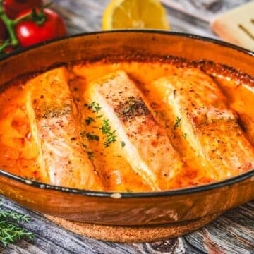 Lachs-Sahne-Gratin mit cremiger Sahnesoße und frischem Thymian aus dem Backofen.