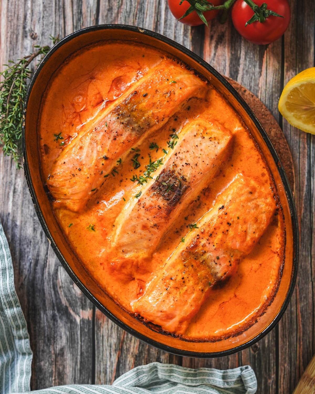 Lachs-Sahne-Gratin mit cremiger Sahnesoße und frischem Thymian aus dem Backofen.