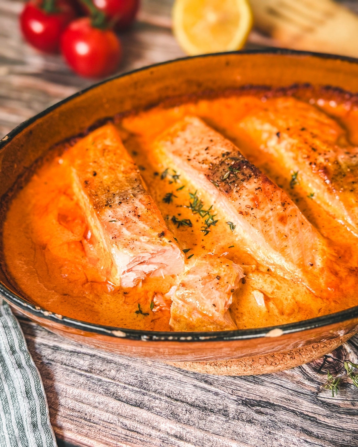 Lachs-Sahne-Gratin mit cremiger Sahnesoße und frischem Thymian aus dem Backofen.