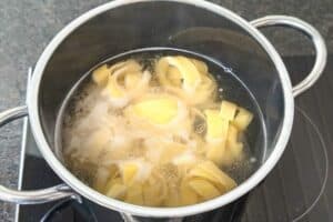 Im ersten Schritt die Tagliatelle in reichlich Salzwasser bissfest kochen.