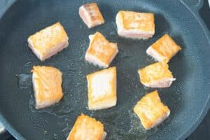Den Lachs in der heißen Butter anbraten und anschließend herausnehmen.