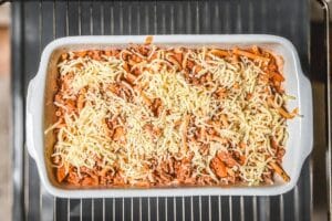 Den Makkaroni Auflauf auf mittlerer Schiene etwa 20 Minuten überbacken, bis der Käse geschmolzen und leicht goldbraun ist.