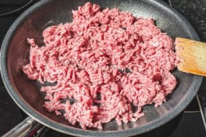 Rohes, gewürztes Hackfleisch in einer Pfanne, bereit für den Makkaroni Auflauf.