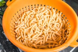 Währenddessen die Makkaroni in reichlich Salzwasser al dente kochen. Anschließend abgießen und beiseitestellen.