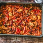Ofenfleisch mit Paprika, Zwiebeln und schwarzen Oliven in Auflaufform nach dem Backen.