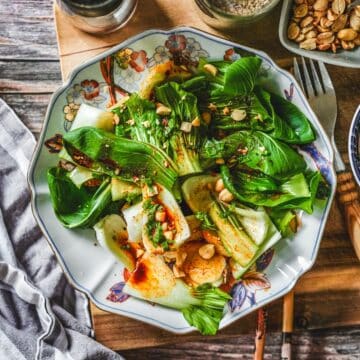 Pak Choi Salat mit asiatischem Dressing, Sesam und gerösteten Erdnüssen.