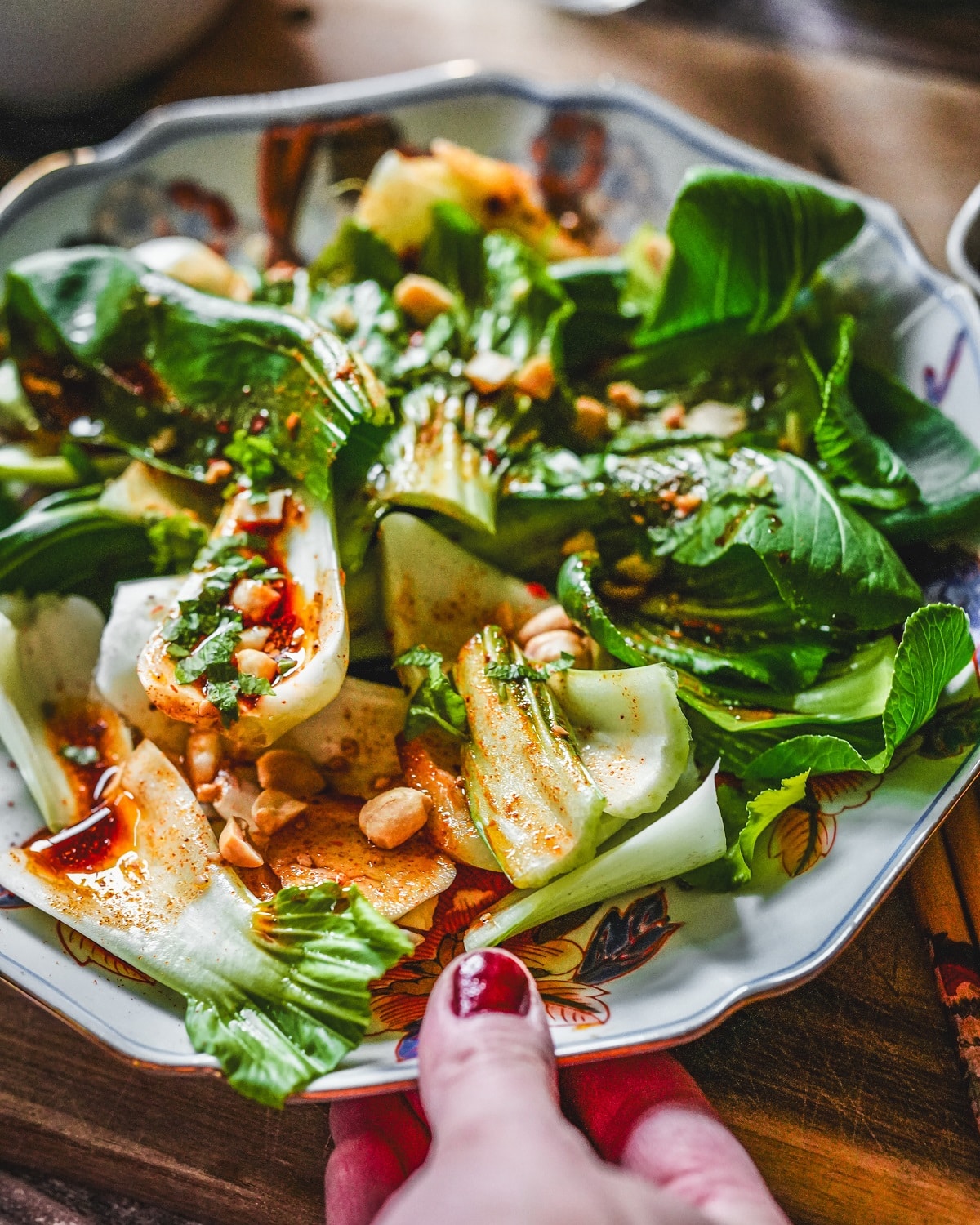 Pak Choi Salat mit asiatischem Dressing, Sesam und gerösteten Erdnüssen.