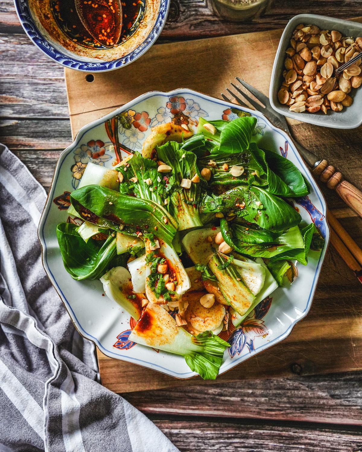 Pak Choi Salat mit asiatischem Dressing, Sesam und gerösteten Erdnüssen.