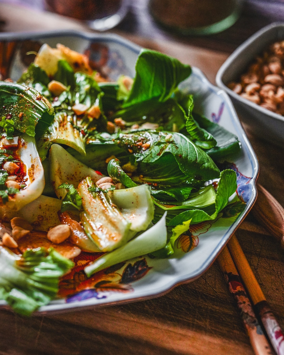 Pak Choi Salat mit asiatischem Dressing, Sesam und gerösteten Erdnüssen