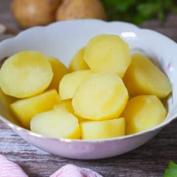 Salzkartoffeln in einer Schüssel serviert