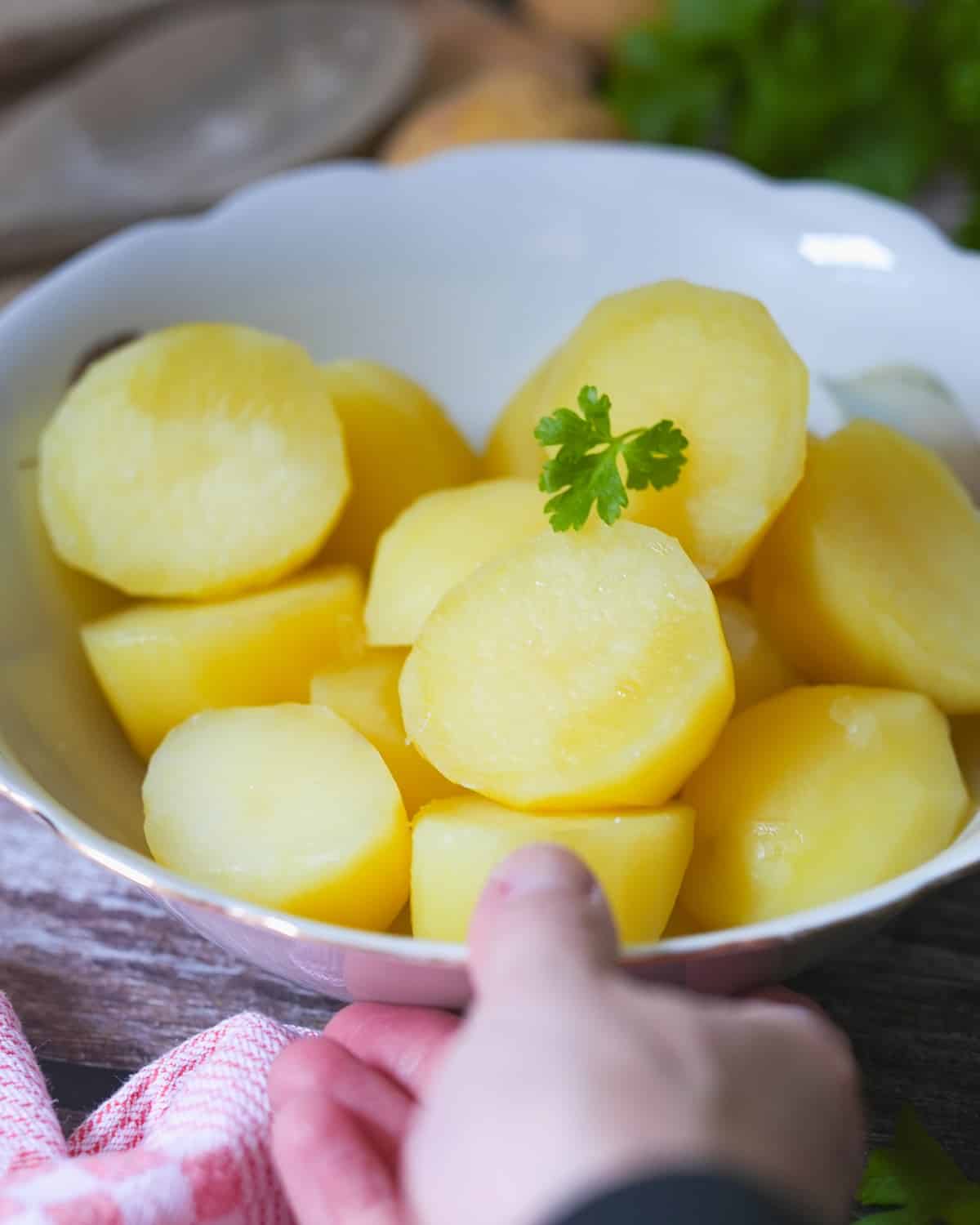 Salzkartoffeln in einer Schüssel serviert