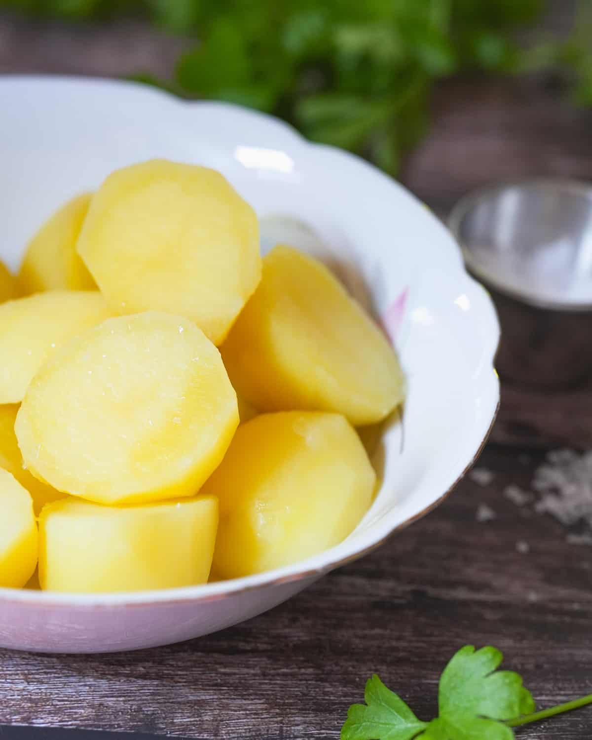 Salzkartoffeln in einer Schüssel serviert