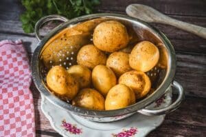 Die Kartoffeln gründlich waschen.