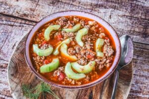 Die Schmorgurken mit Salz und Pfeffer abschmecken und mit frischem Dill servieren.