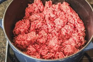 Das Hackfleisch zugeben und krümelig anbraten.