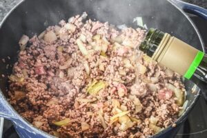 Mit Weißwein ablöschen.
