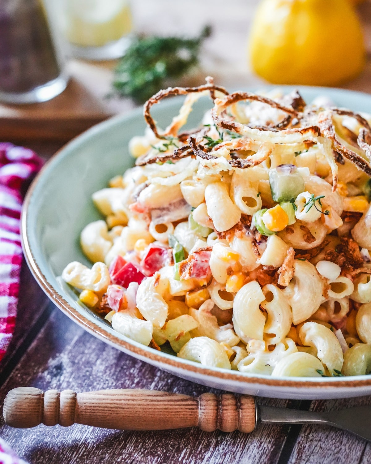 Schwedischer Nudelsalat mit Elsterpilzen, Gemüse und cremigem Dressing in einer Schale serviert.